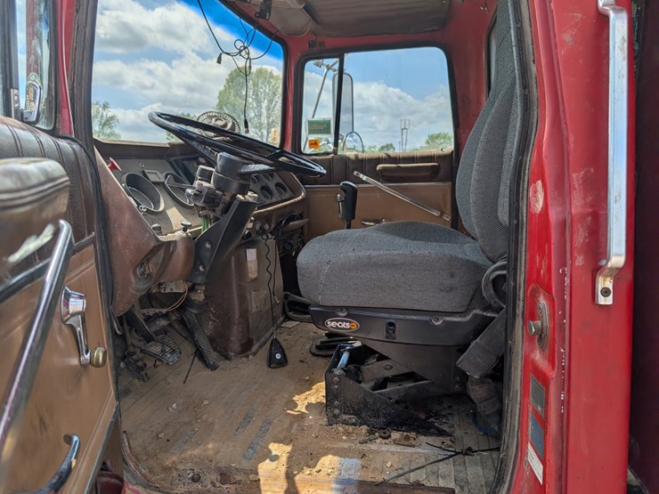 1984-ford-l9000-image-8