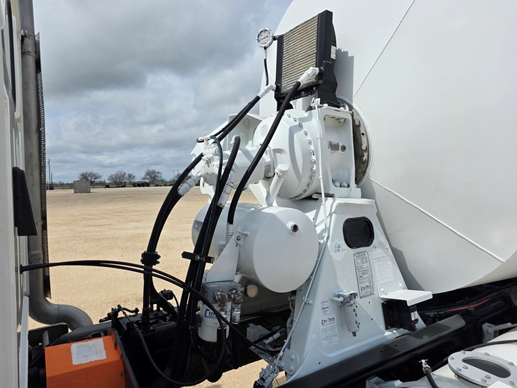 2022-westernstar-daycab-4700-concrete-mixer-truck-image-17