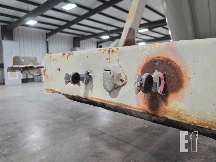 40-foot-pneumatic-tank-trailer-image-9