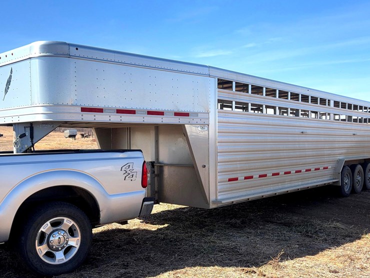 2022-featherlite-8127-livestock-trailer-image-1
