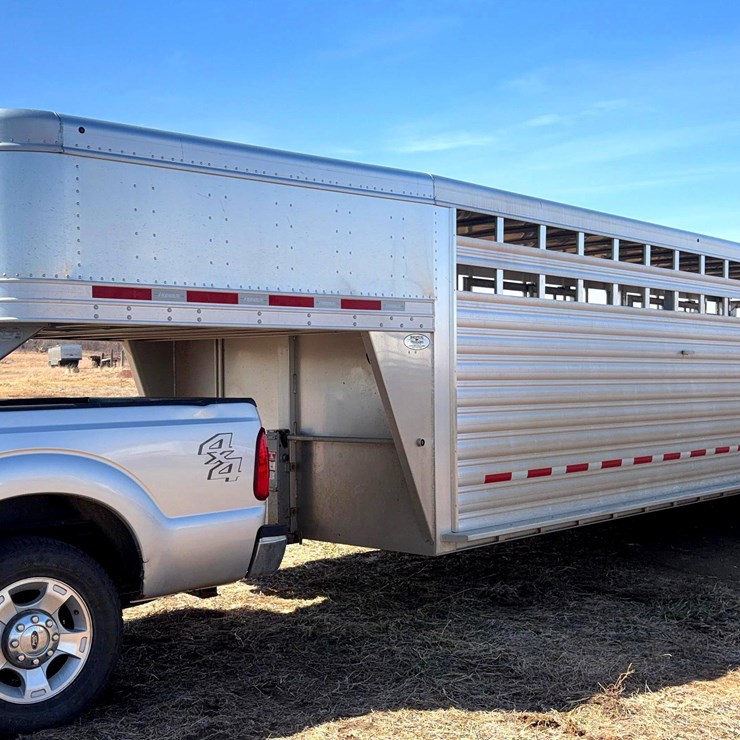 2022 Featherlite 8127 Livestock Trailer