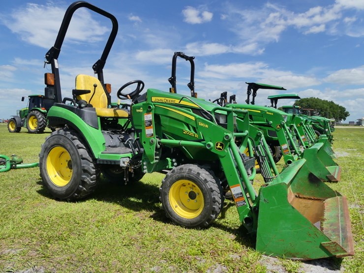 2025-john-deere-2025r-image-1