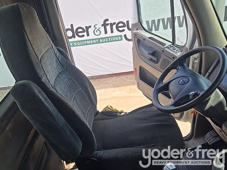 2011-freightliner-cascadia-125-image-71