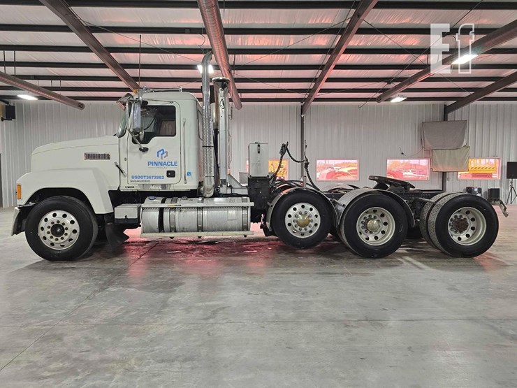 2017-mack-pinnacle-chu613-image-5