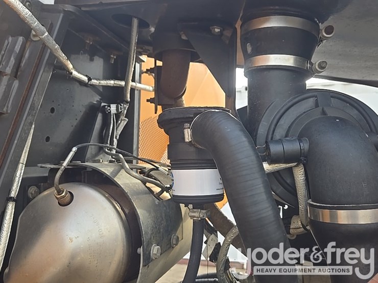 2016-case-750m-image-49