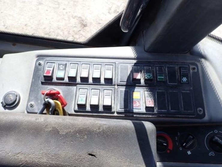 2011-deere-304j-image-15