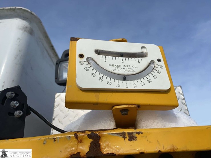 2010-freightliner-m2-106-image-38