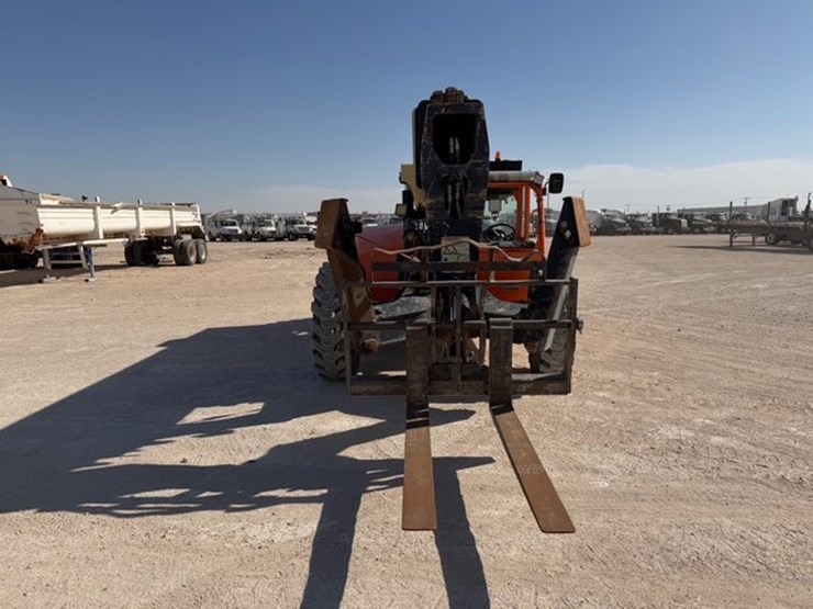 2015-jlg-g12-55a-image-3