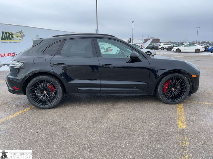 2024-porsch-macan-gts-image-8