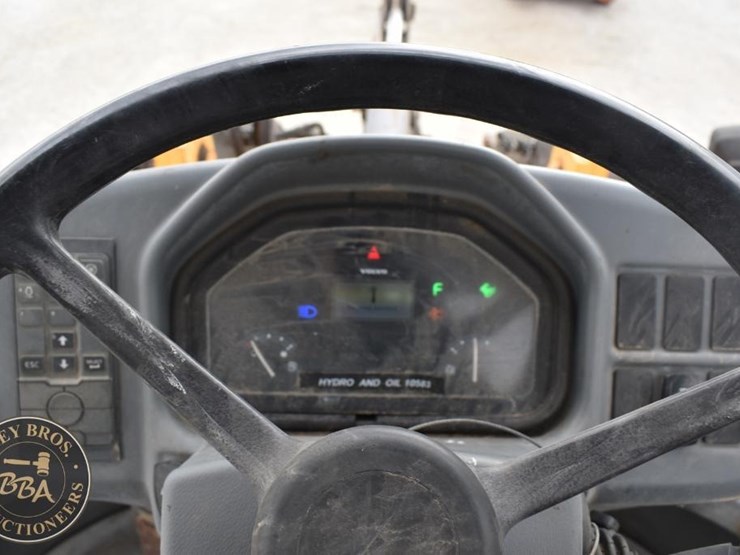 2015-volvo-l30g-image-32