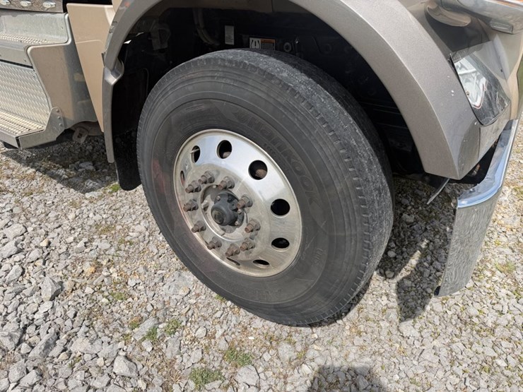 2019-peterbilt-567-image-6