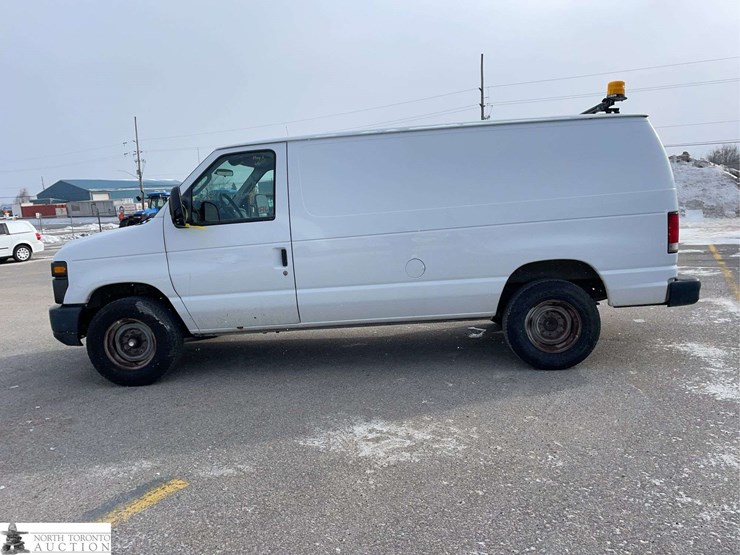 2014-ford-cargo-image-8