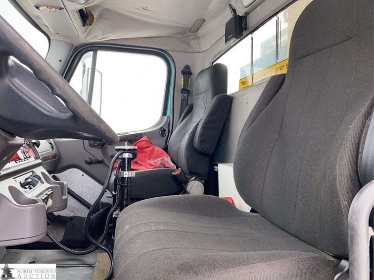 2011-freightliner-m2-106-image-9