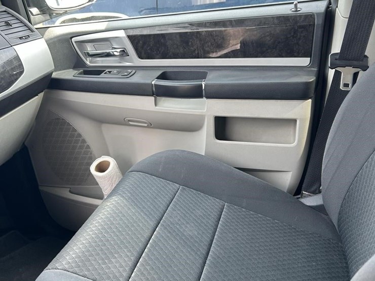 2010-dodge-grand-caravan-sxt-image-18