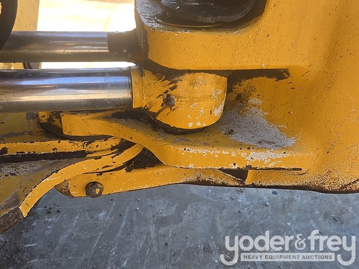 2010-deere-310sj-image-40