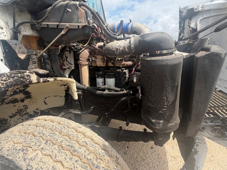 2000-freightliner-fl80-image-10