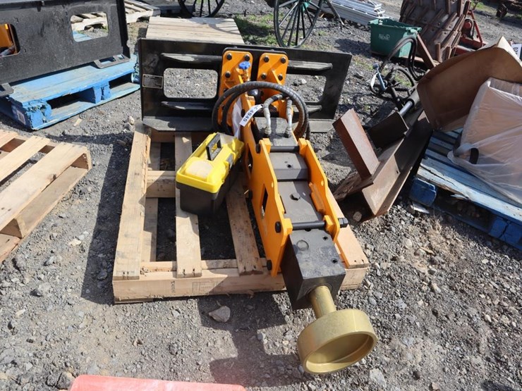 future-skid-steer-post-driver-image-3