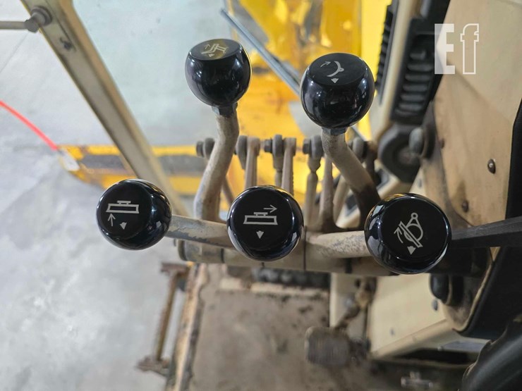 2004-caterpillar-120h-image-19