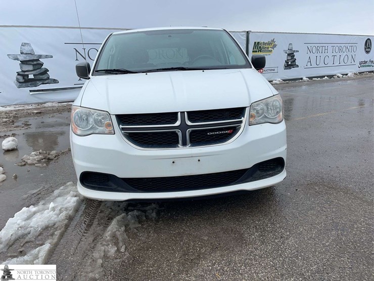 2014-dodge-grand-caravan-sxt-image-2