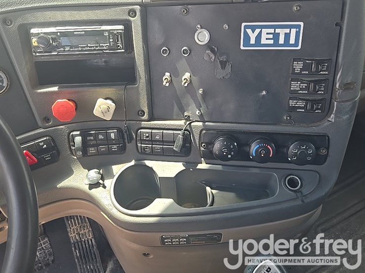 2011-freightliner-cascadia-125-image-74