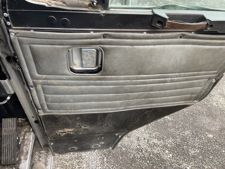 2014-peterbilt-320-image-22