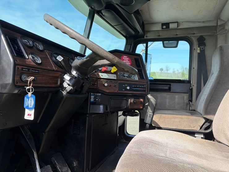 #31768-•-1998-freightliner-single-axle-truck-tractor-image-16