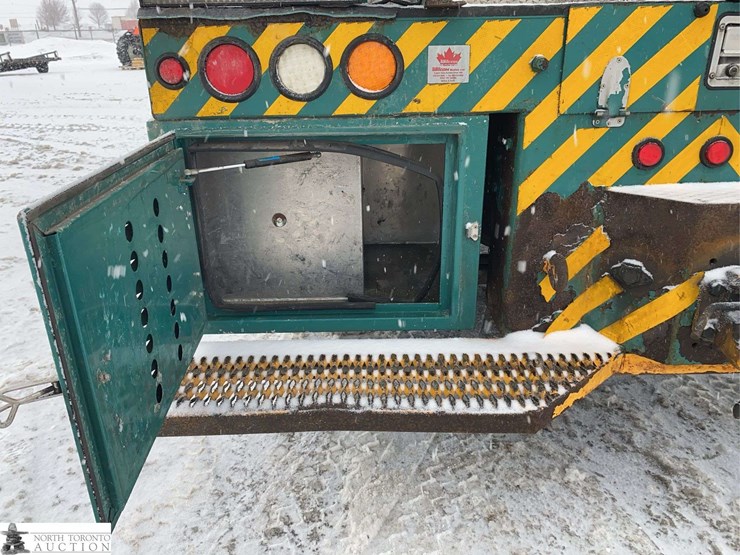 2011-freightliner-m2-106-image-24