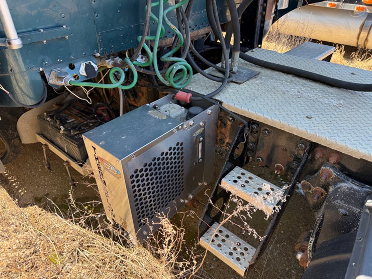 2000-freightliner-fld120-image-8