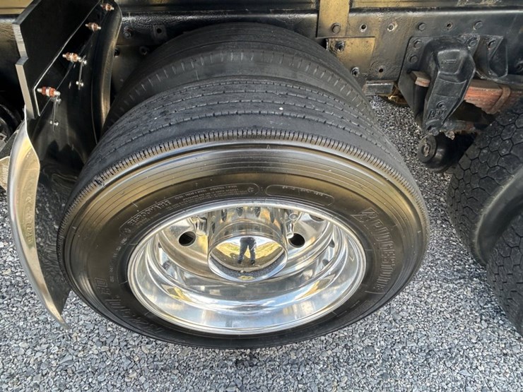 2005-peterbilt-335-image-10