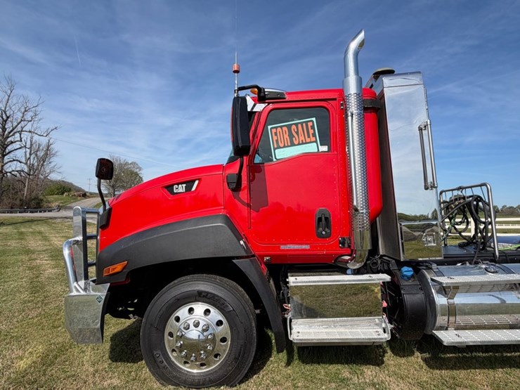 #31771-•-2015-caterpillar-tandem-axle-truck-tractor-image-3