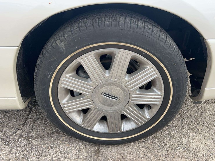 2005-lincoln-town-car-image-43