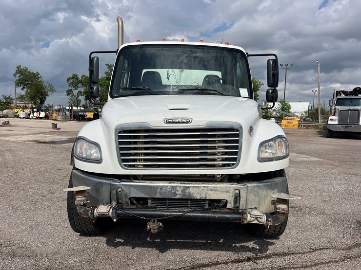 2020-freightliner-m2-106-image-2