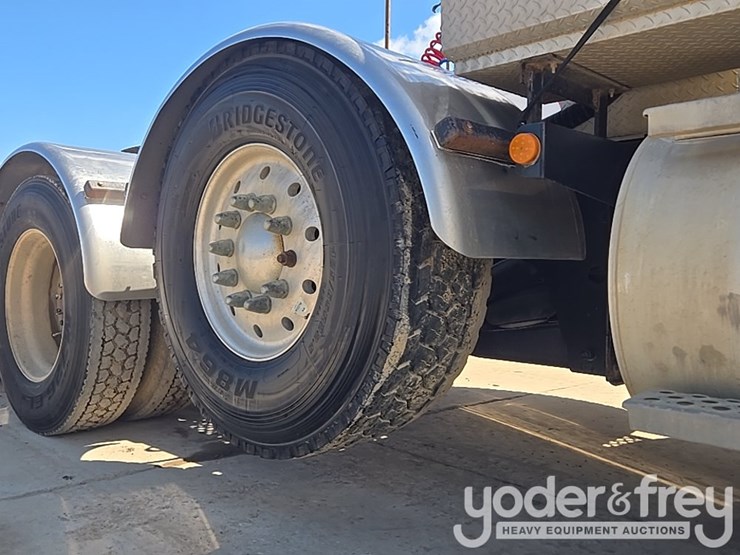 2014-kenworth-t880-image-22