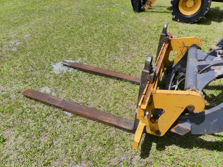 2014-deere-324j-image-8