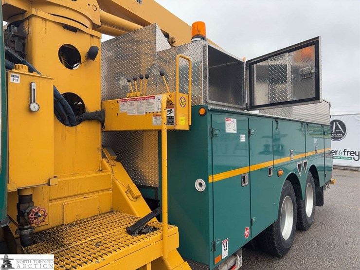 2012-freightliner-m2-106-image-22