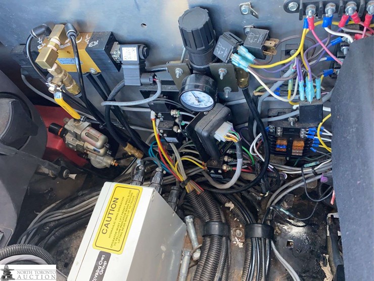 2016-freightliner-108sd-image-18