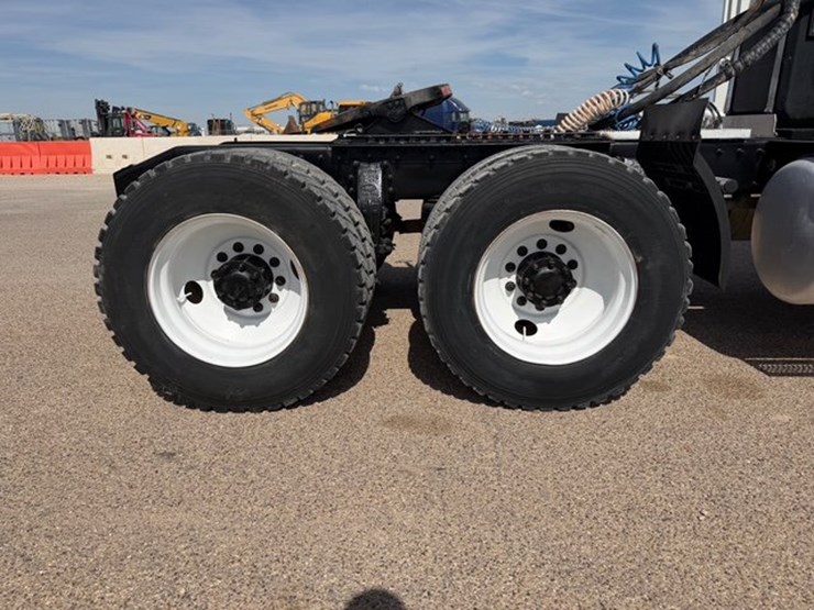 2009-peterbilt-388-image-5