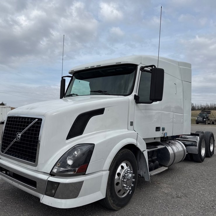 #31952 • 2010 VOLVO VNL TANDEM AXLE TRUCK TRACTOR