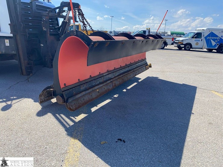 2016-freightliner-108sd-image-36