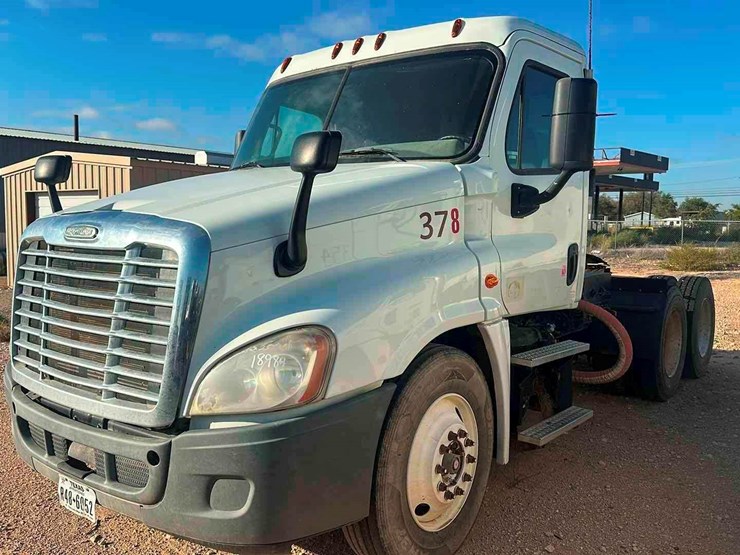 2014-freightliner-cascadia-image-1