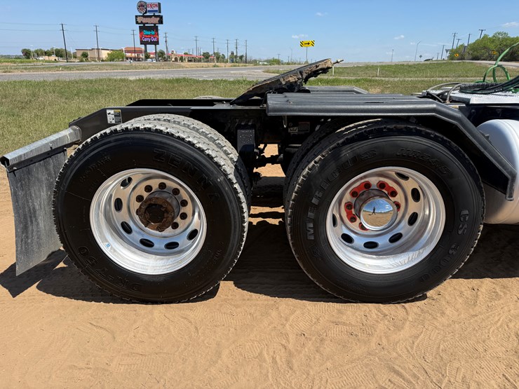 2020-peterbilt-367-image-13