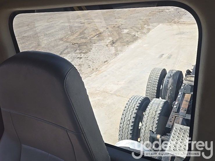 2014-freightliner-cascadia-113-image-116