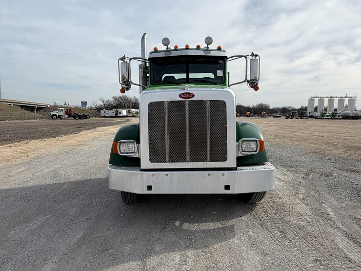 2021-peterbilt-367-image-2