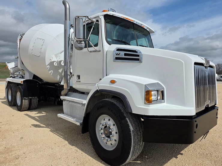 2022-westernstar-daycab-4700-concrete-mixer-truck-image-3