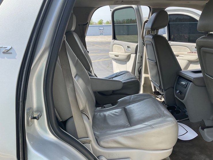 2011-chevrolet-tahoe-image-12