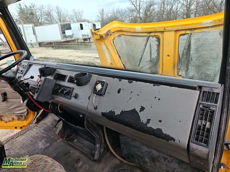 2004-freightliner-fl80-image-28