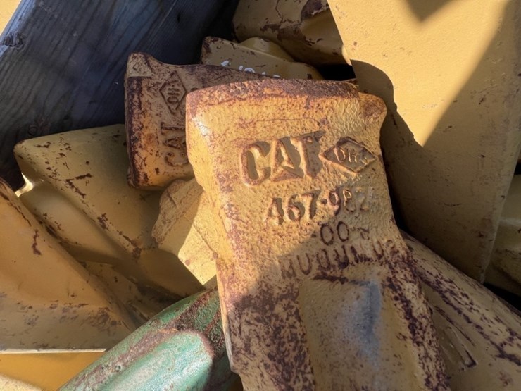 caterpillar-&-esco-dig-bucket-teeth-image-4