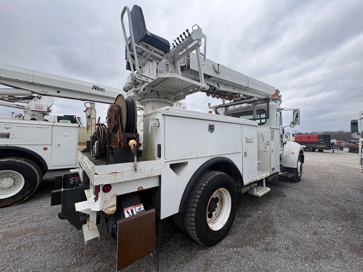 2007-peterbilt-335-image-3