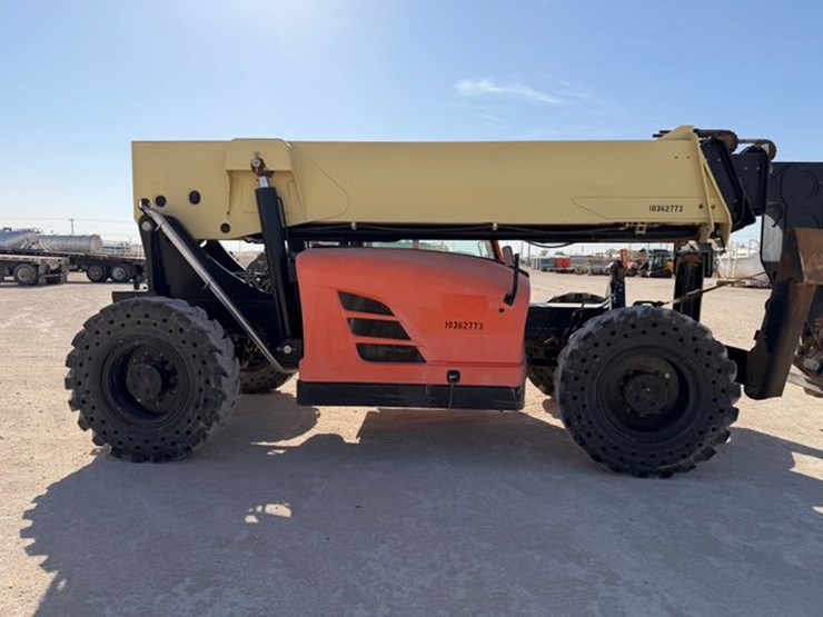 2015-jlg-g12-55a-image-5