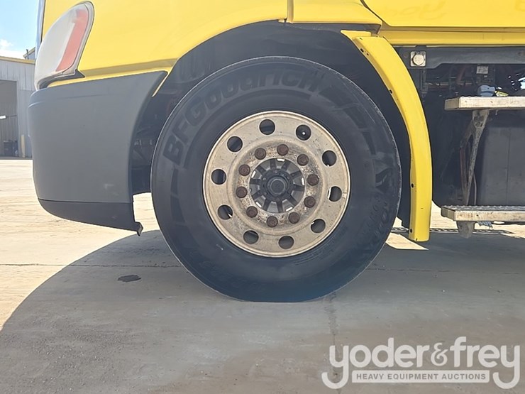 2014-freightliner-cascadia-113-image-10